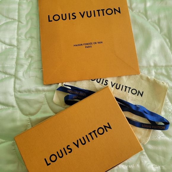 Louis Vuitton Box, Dust Bag, Ribbon and Matching Shopping bag - Picture 6 of 7